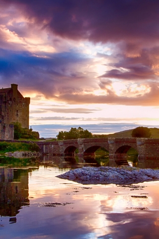 Eilean Donan Castle for 320 x 480 iPhone resolution