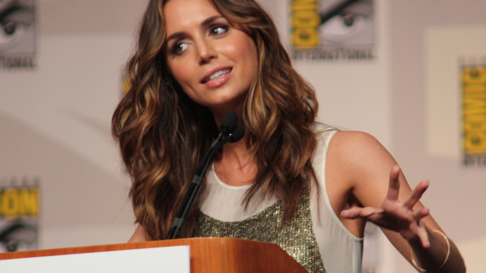 Eliza Dushku at Comic Con for 1680 x 945 HDTV resolution