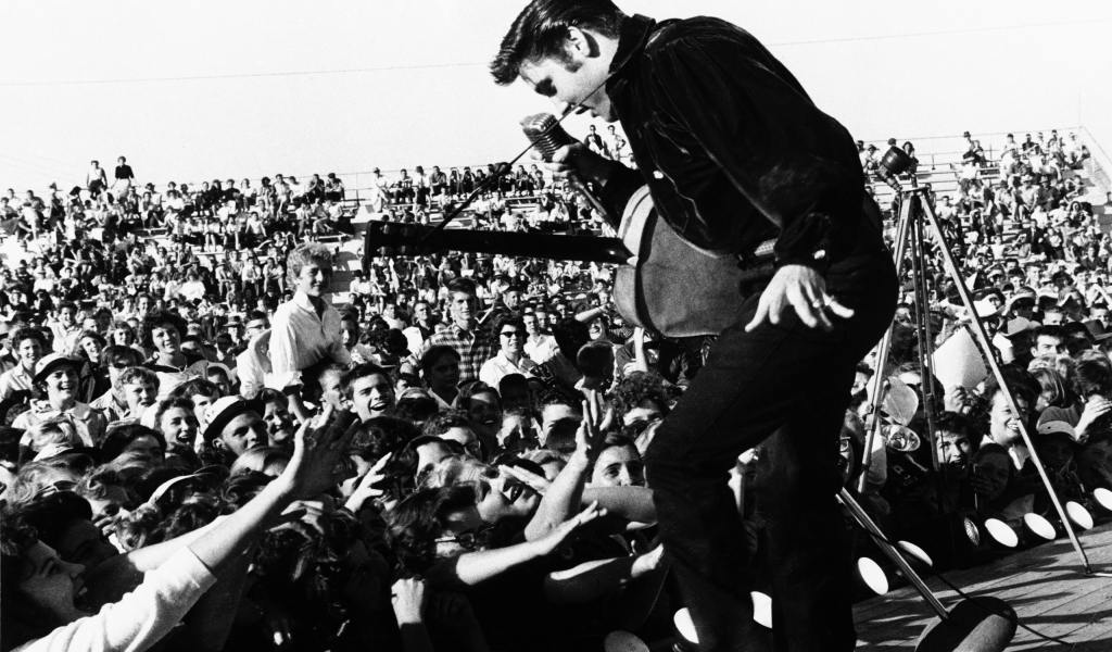 Elvis Presley on The Stage for 1024 x 600 widescreen resolution