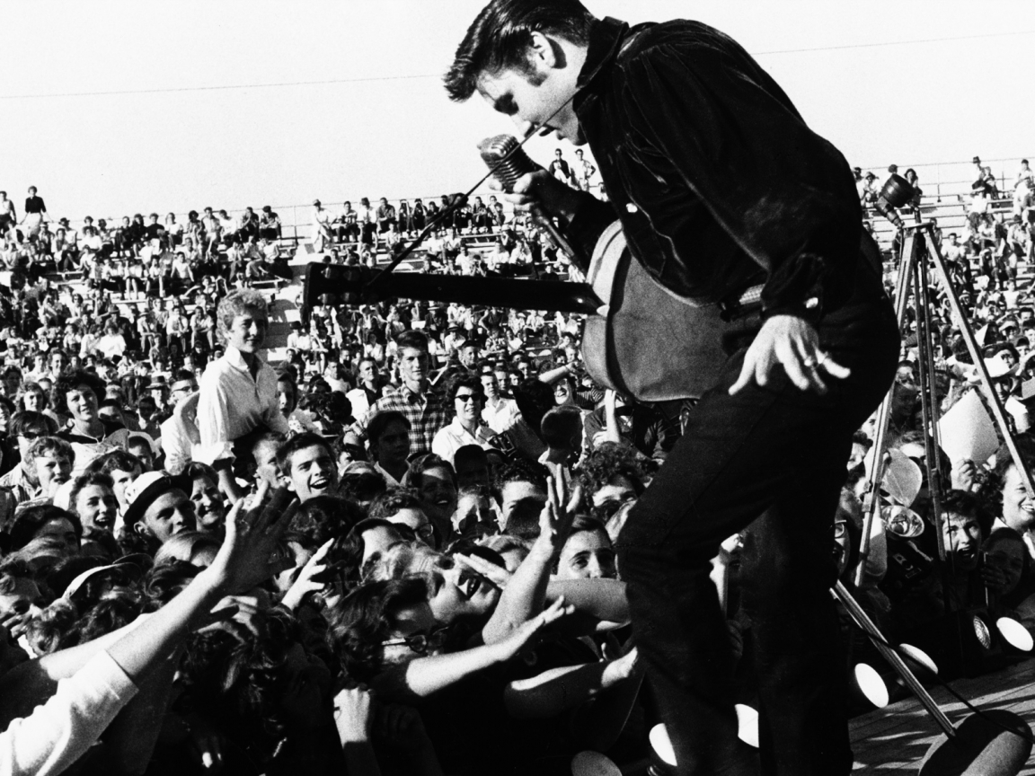 Elvis Presley on The Stage for 1152 x 864 resolution