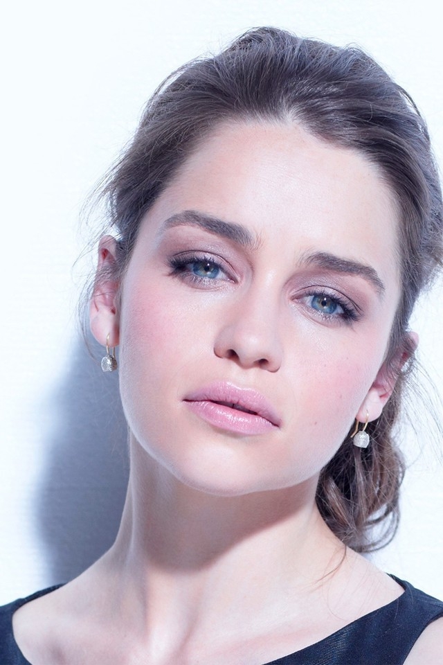 Emilia Clarke Game of Thrones for 640 x 960 iPhone 4 resolution