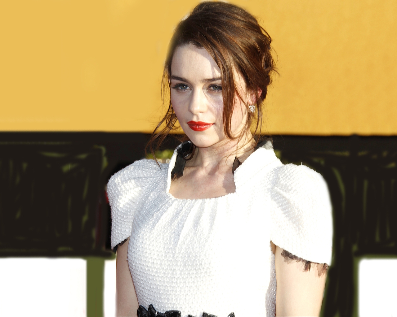 Emilia Clarke Sad for 1280 x 1024 resolution