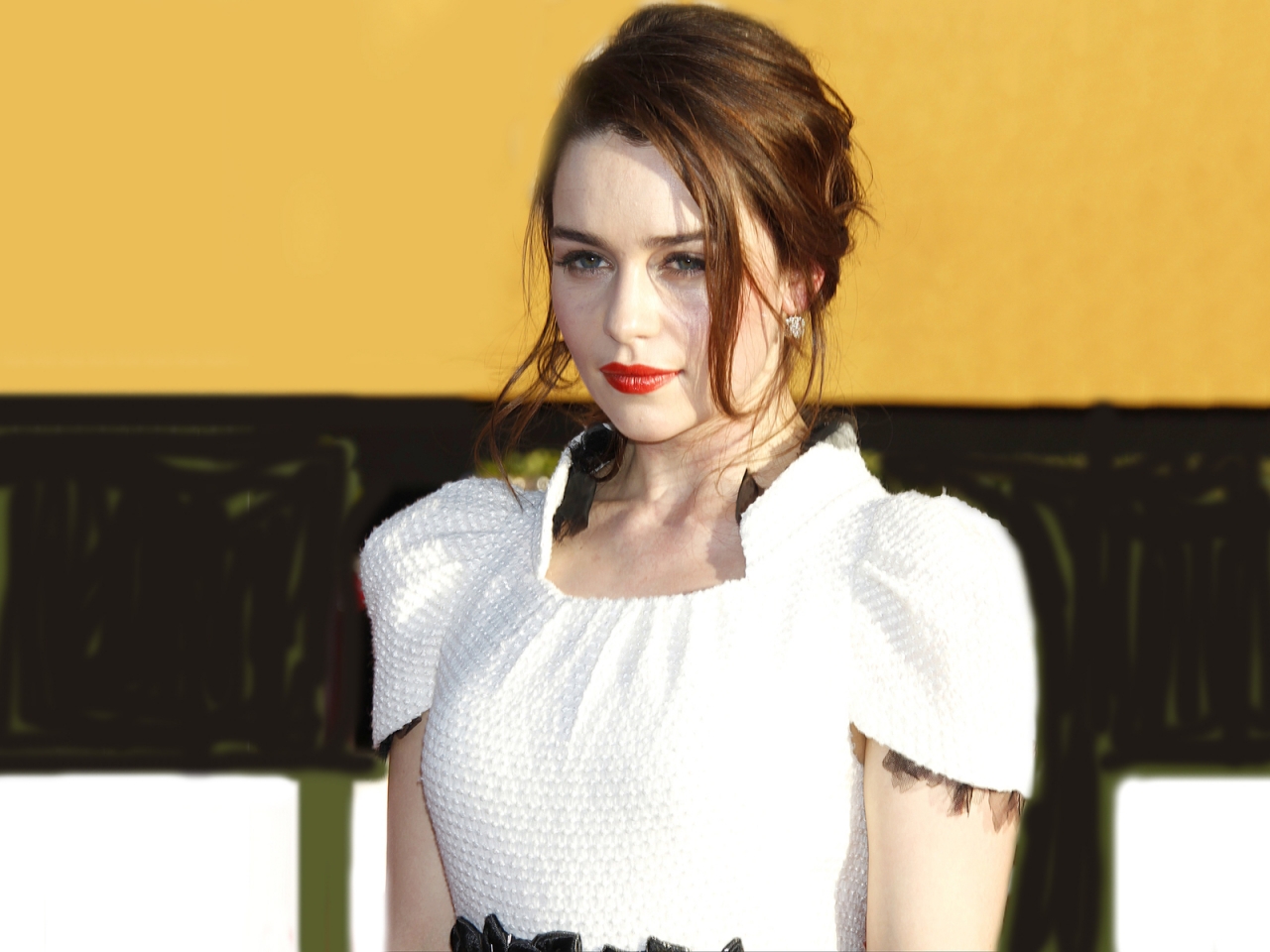 Emilia Clarke Sad for 1280 x 960 resolution