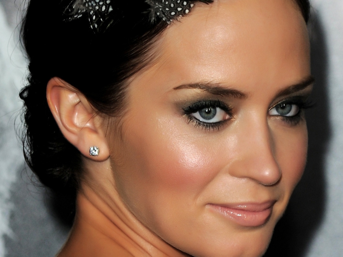 Emily Blunt Close up for 1152 x 864 resolution