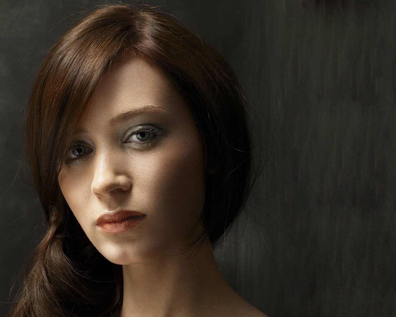 Emily Blunt Cool for 1280 x 1024 resolution