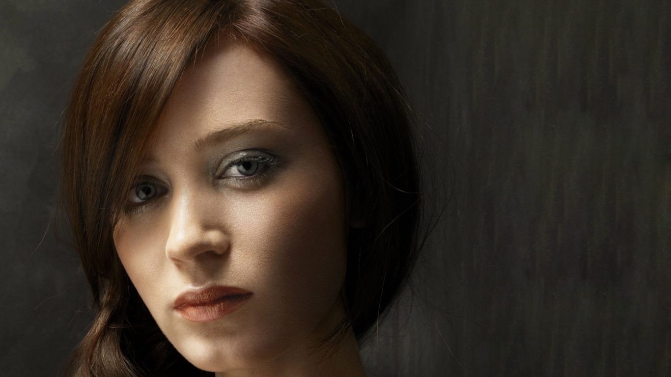 Emily Blunt Cool for 1366 x 768 HDTV resolution