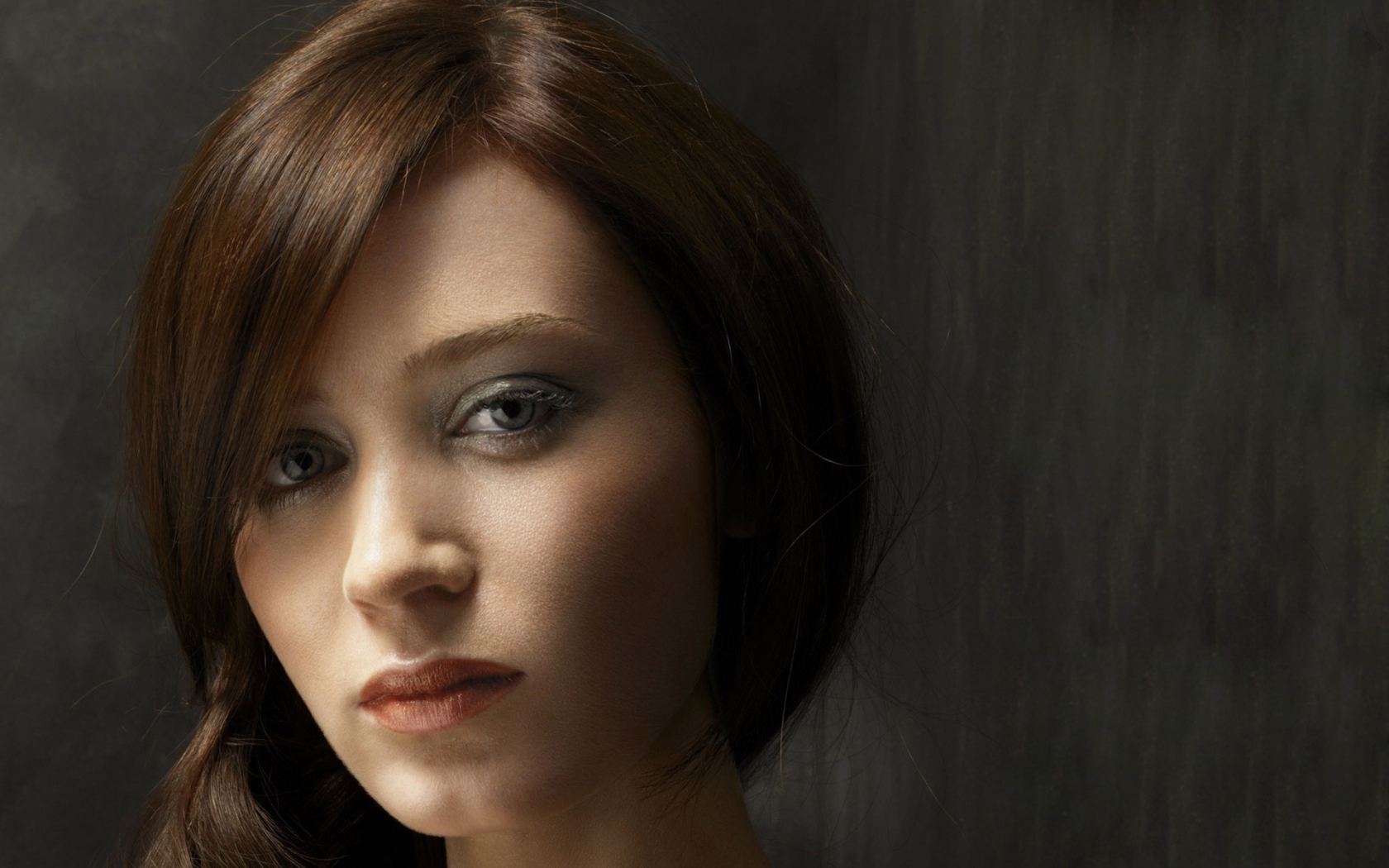 Emily Blunt Cool for 1680 x 1050 widescreen resolution