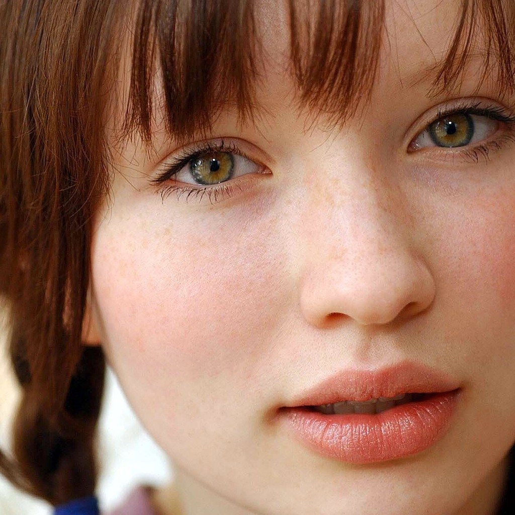 Emily Browning for 1024 x 1024 iPad resolution