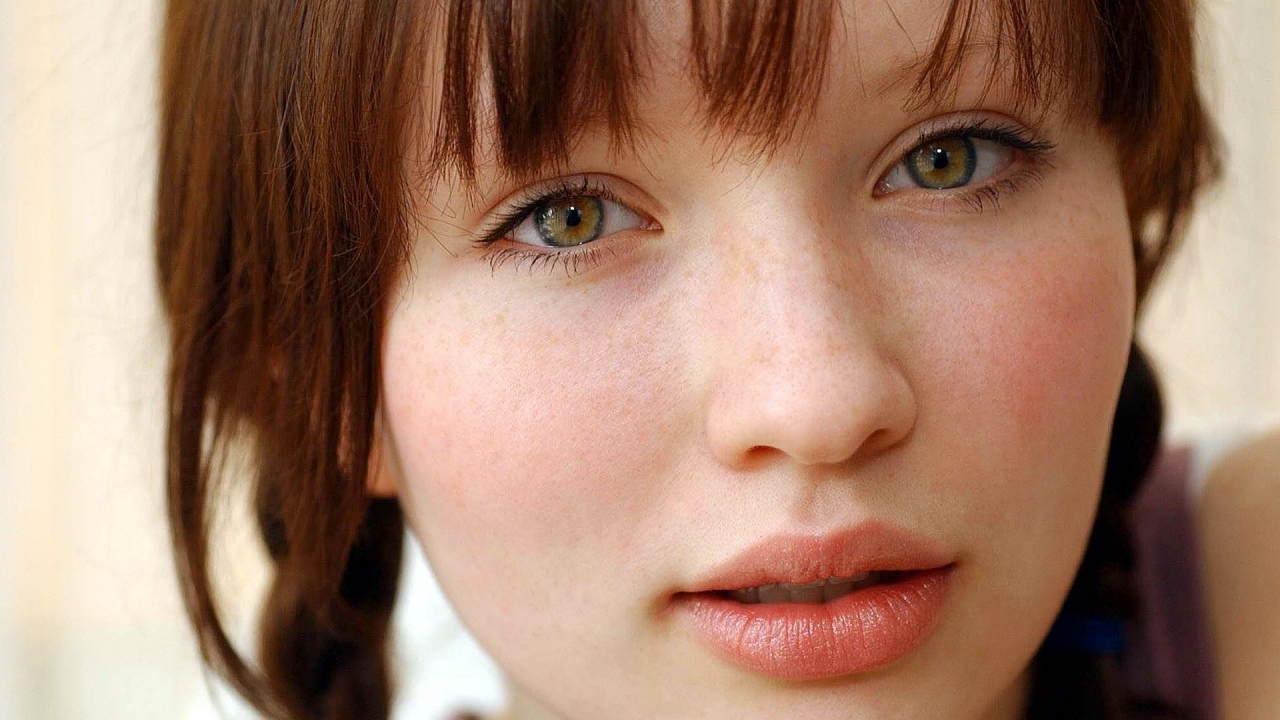 Emily Browning for 1280 x 720 HDTV 720p resolution