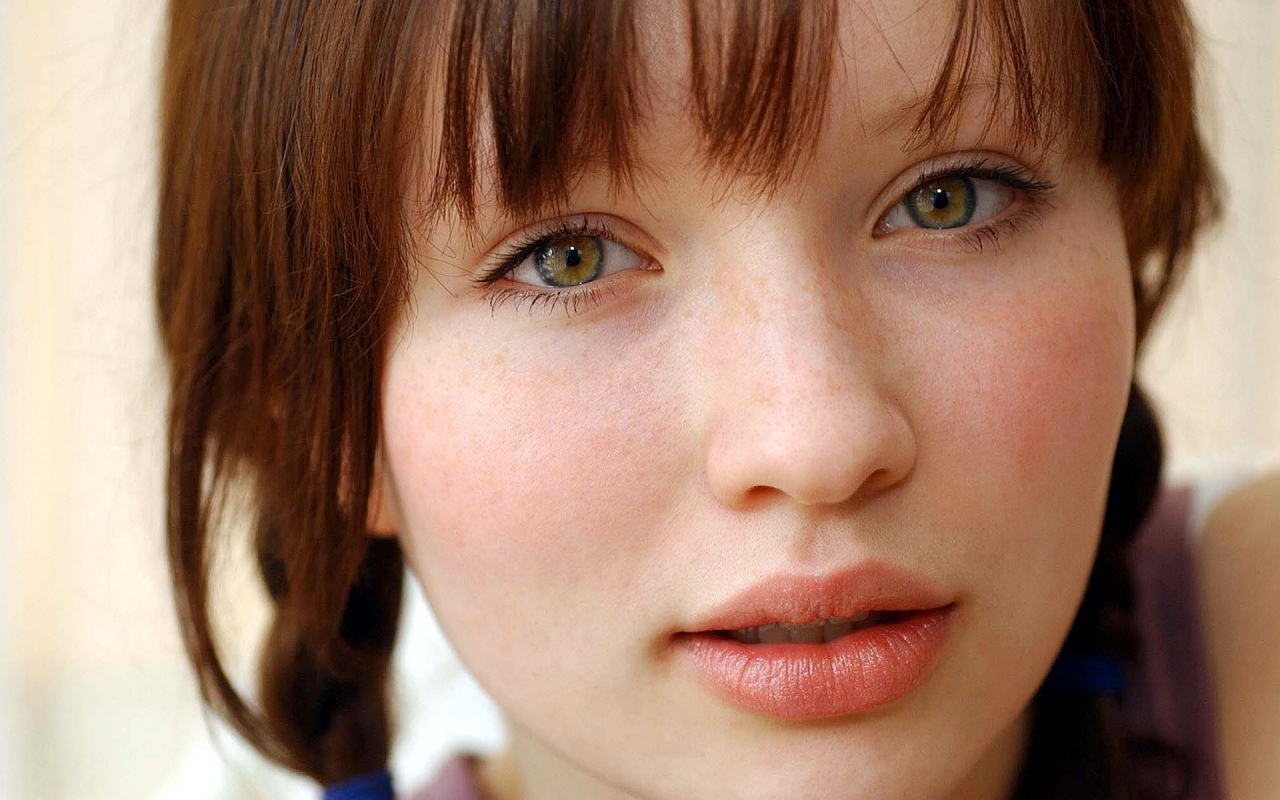 Emily Browning for 1280 x 800 widescreen resolution