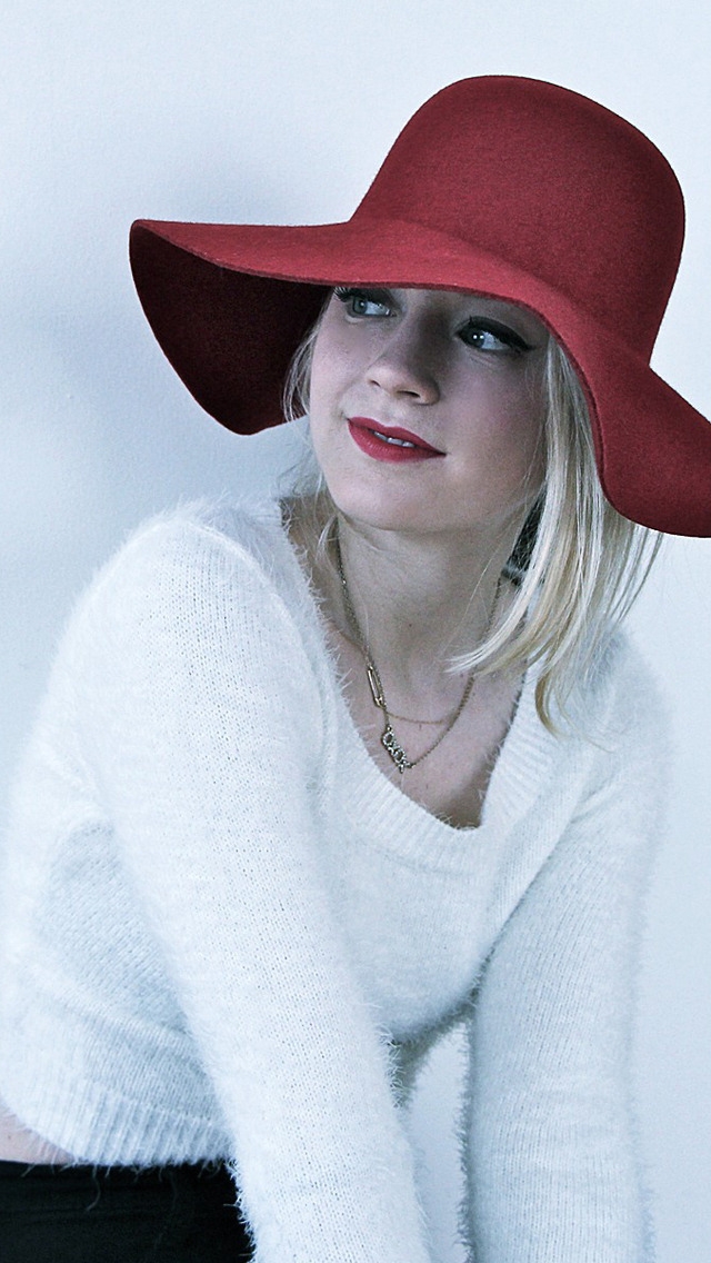 Emily Kinney Photo Shoot for 640 x 1136 iPhone 5 resolution