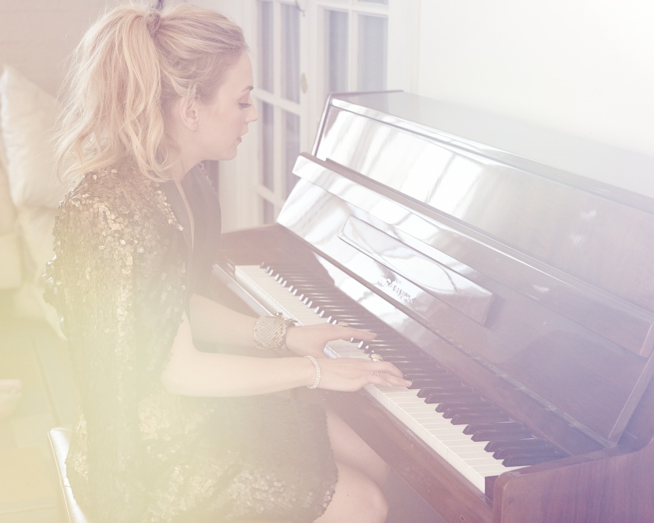 Emily Kinney Playing Piano for 1280 x 1024 resolution