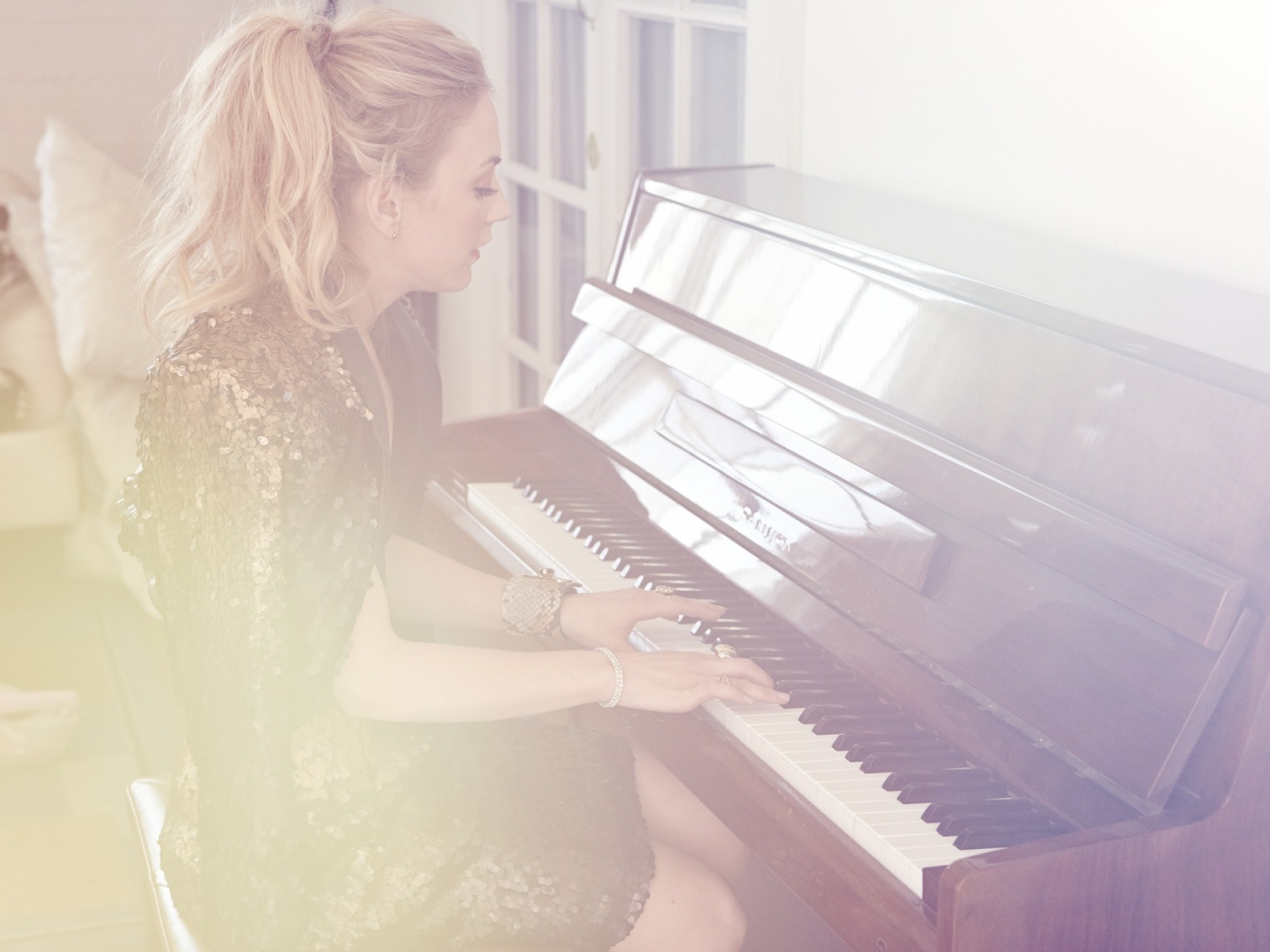 Emily Kinney Playing Piano for 1280 x 960 resolution