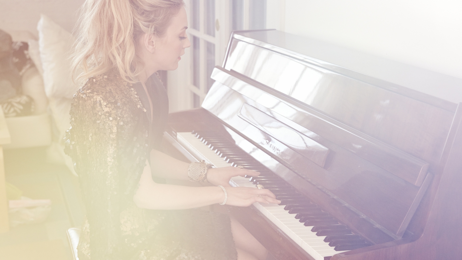 Emily Kinney Playing Piano for 1536 x 864 HDTV resolution