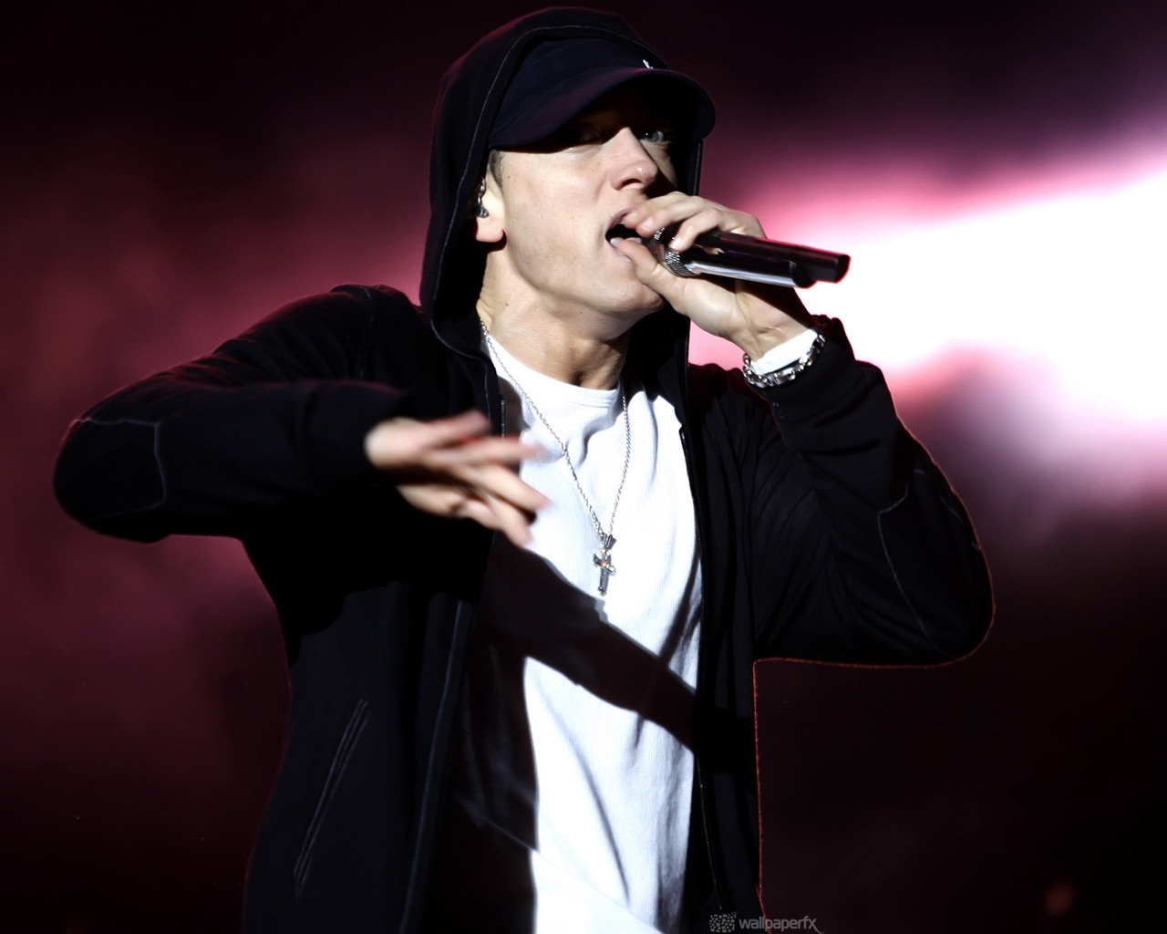 Eminem Performing for 1280 x 1024 resolution
