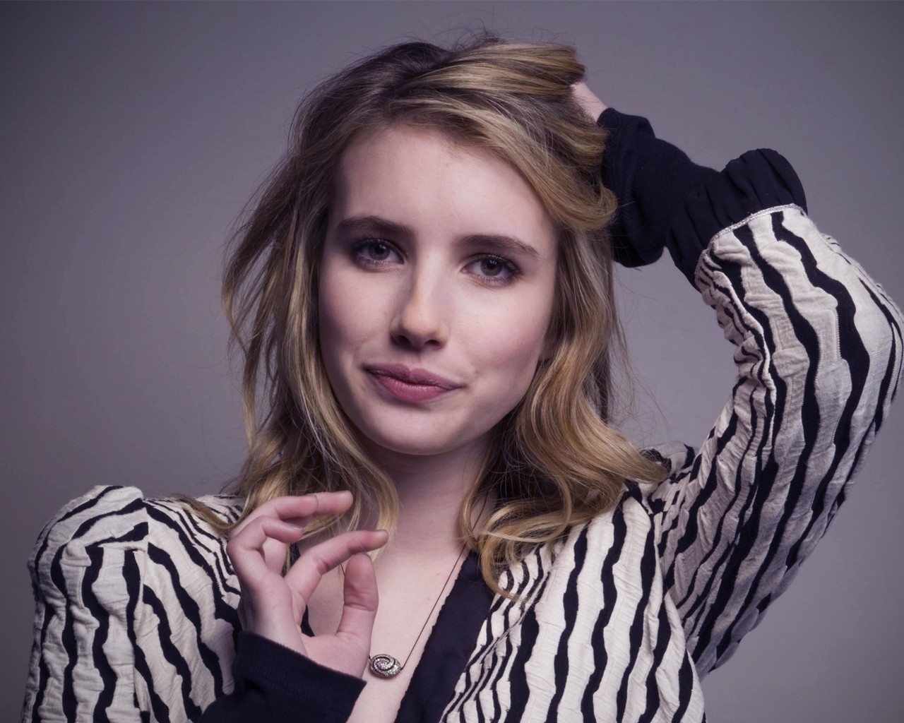 Emma Roberts Blonde Hair for 1280 x 1024 resolution