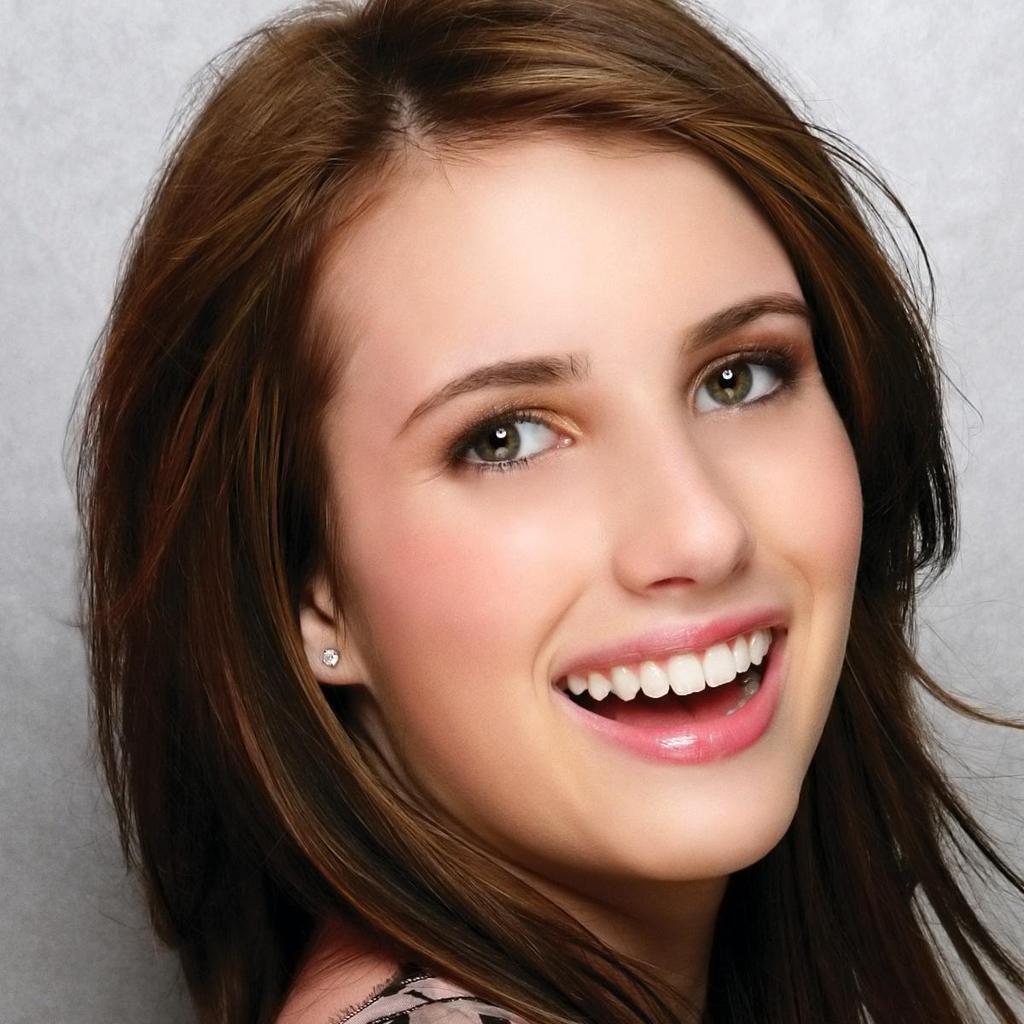 Emma Roberts Smile for 1024 x 1024 iPad resolution