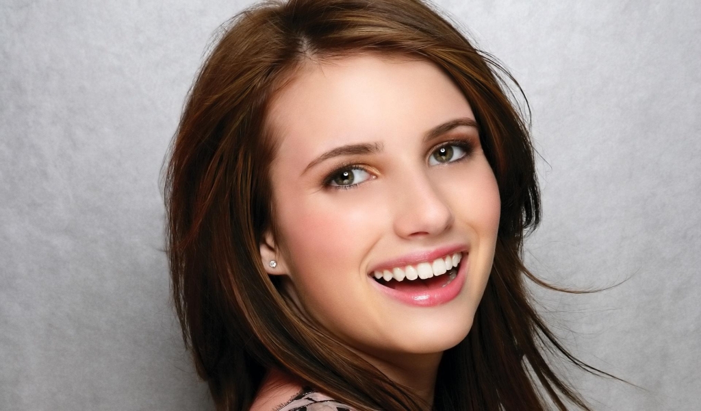 Emma Roberts Smile for 1024 x 600 widescreen resolution