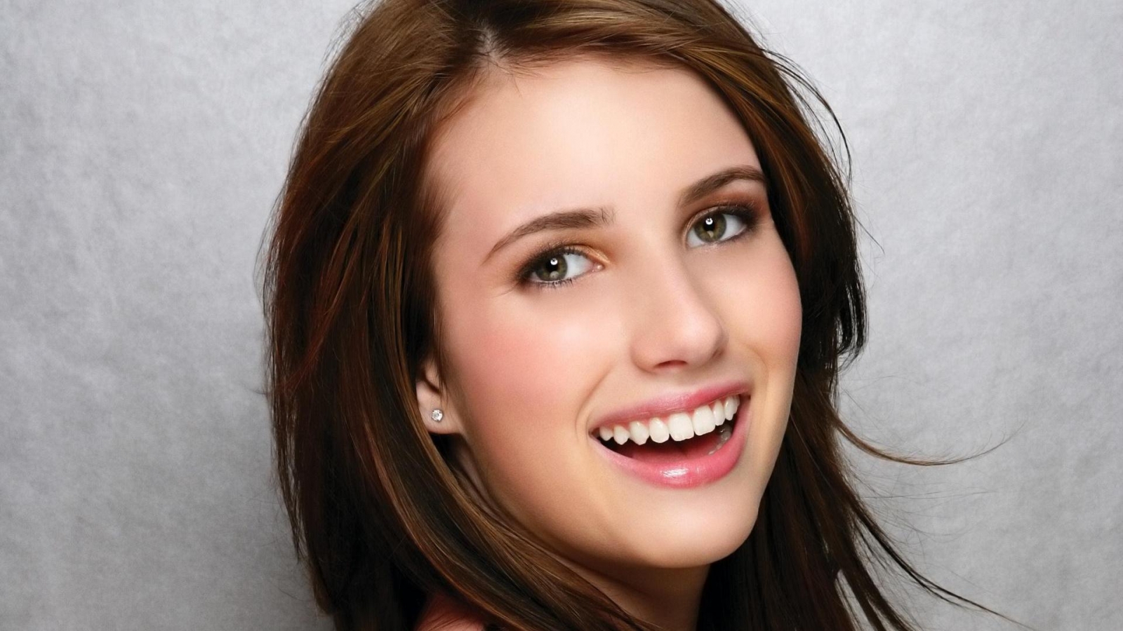Emma Roberts Smile for 1600 x 900 HDTV resolution