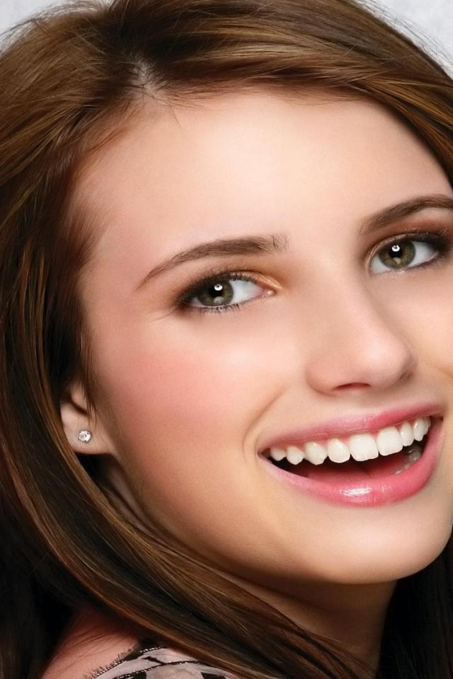 Emma Roberts Smile for 640 x 960 iPhone 4 resolution
