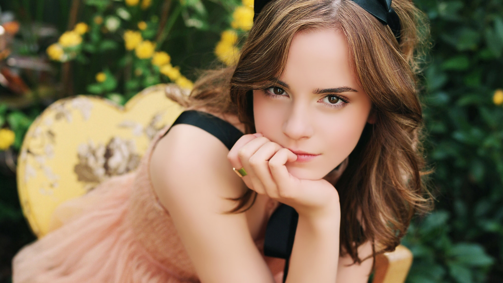 Emma Watson Thinking for 1600 x 900 HDTV resolution