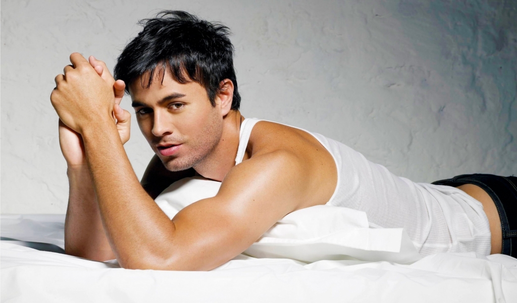 Enrique Iglesias in Bed for 1024 x 600 widescreen resolution