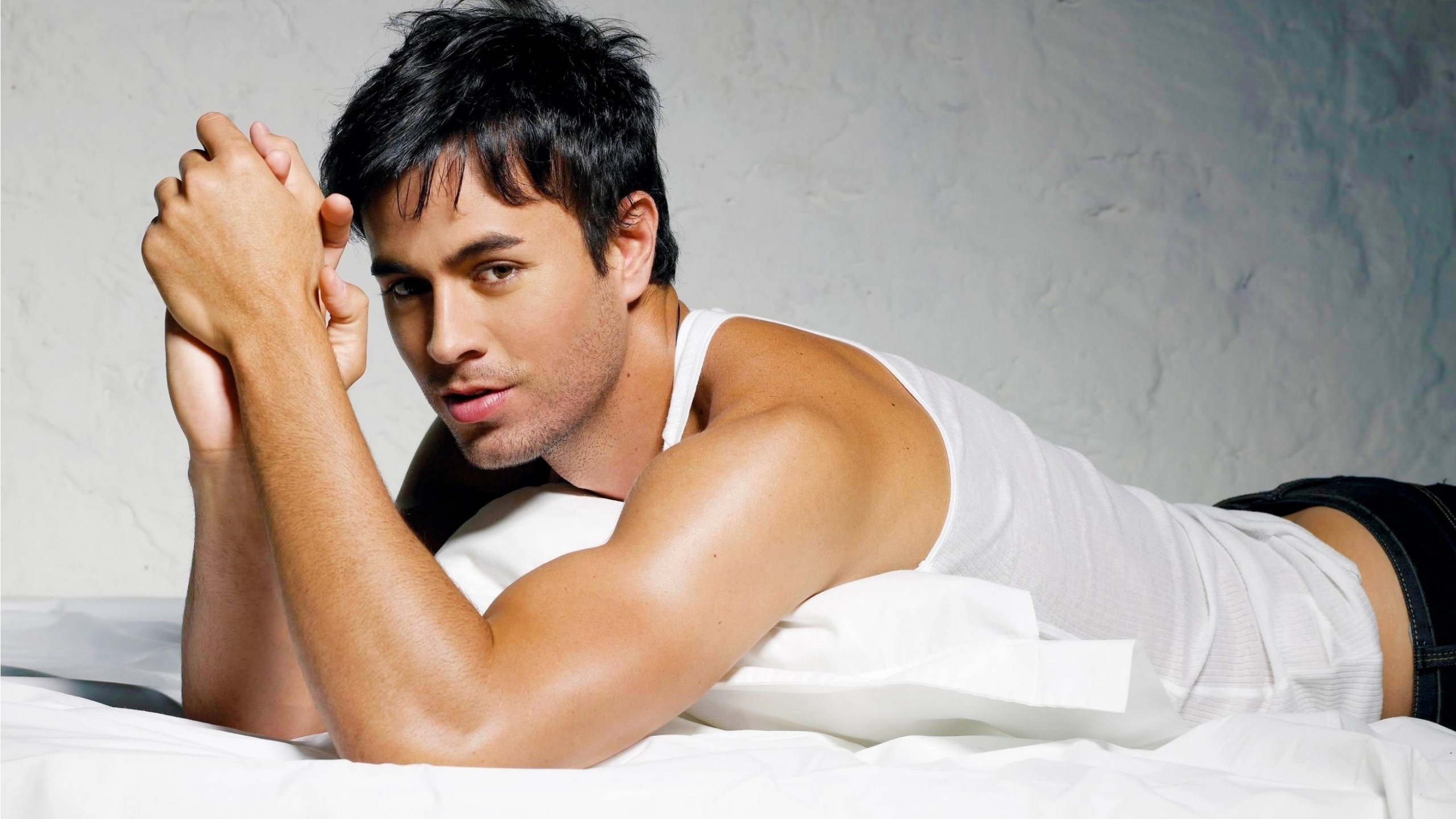 Enrique Iglesias in Bed for 2560x1440 HDTV resolution