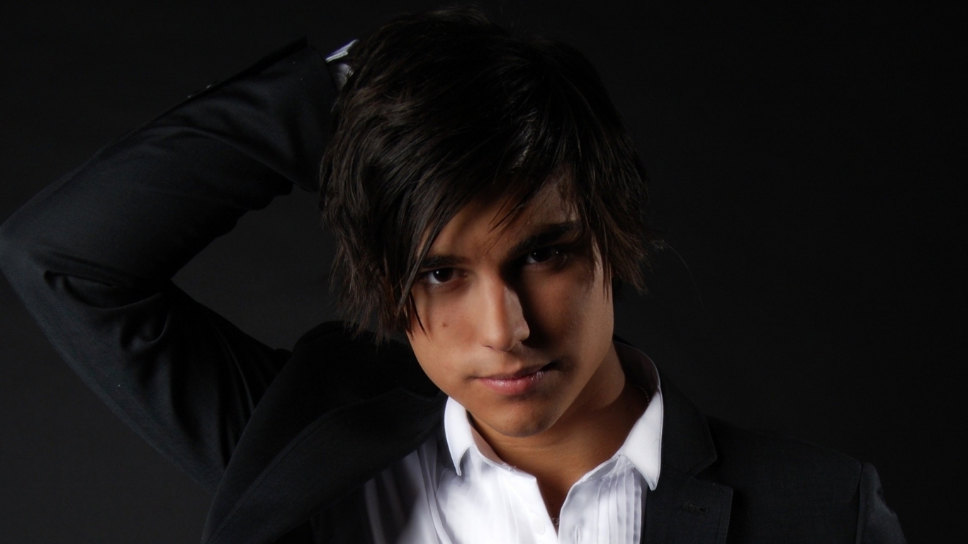 Eric Saade for 1366 x 768 HDTV resolution
