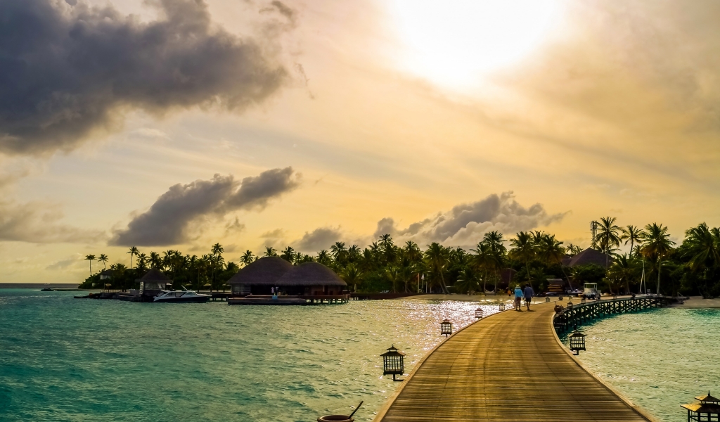 Exotic Maldives Beach for 1024 x 600 widescreen resolution