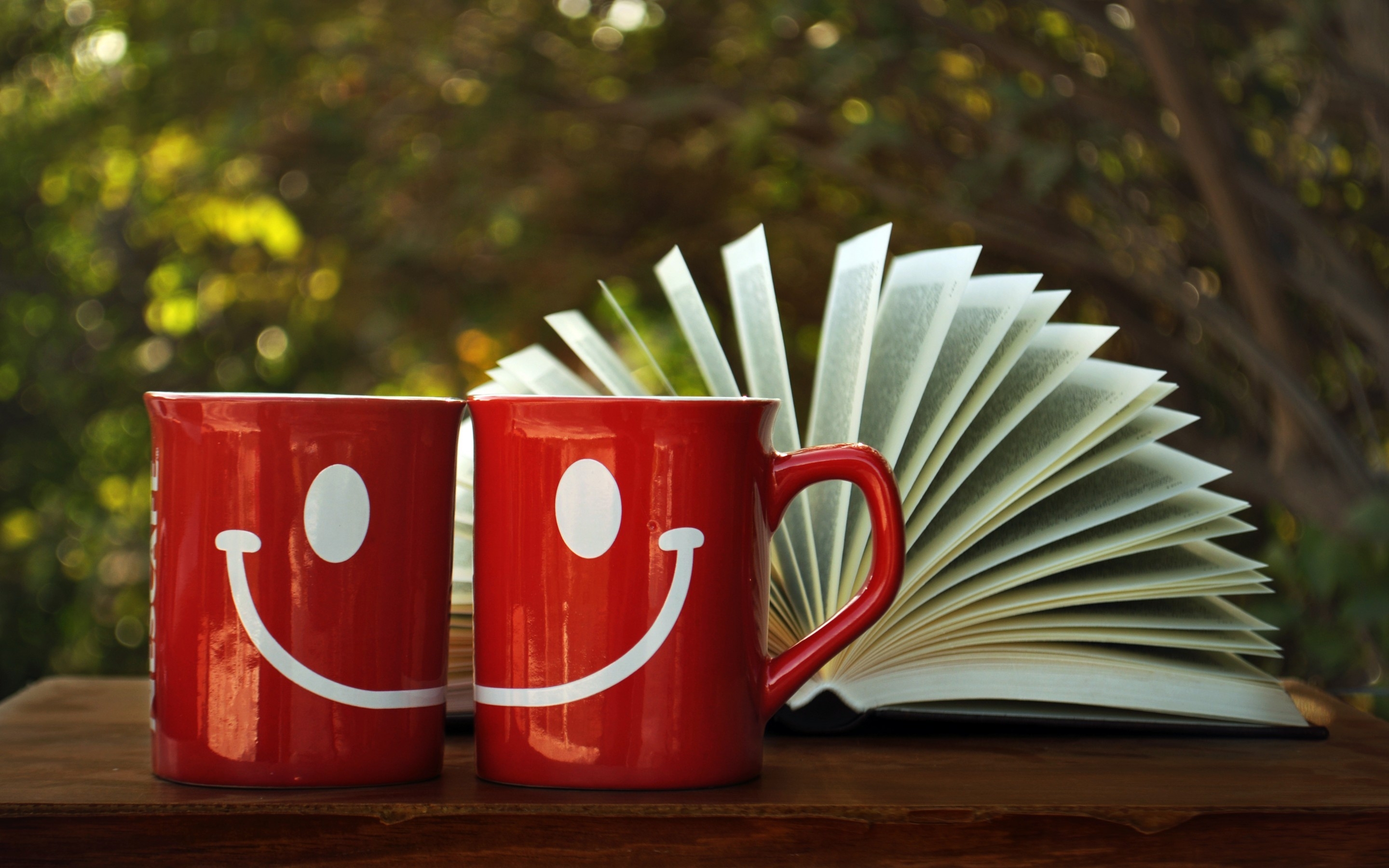 Face Smile Cups for 2880 x 1800 Retina Display resolution