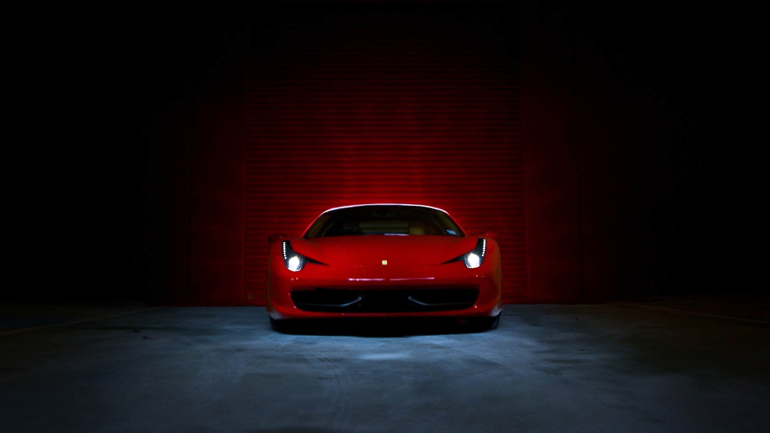 Ferrari у тротуара без смс