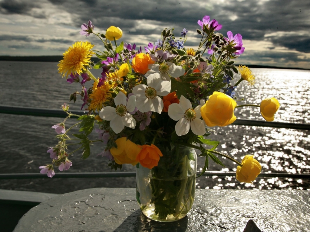 Flowers by the Sea for 1024 x 768 resolution
