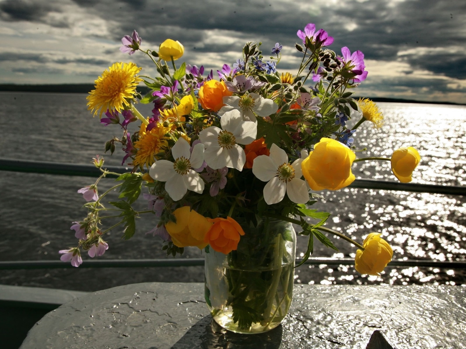 Flowers by the Sea for 1600 x 1200 resolution
