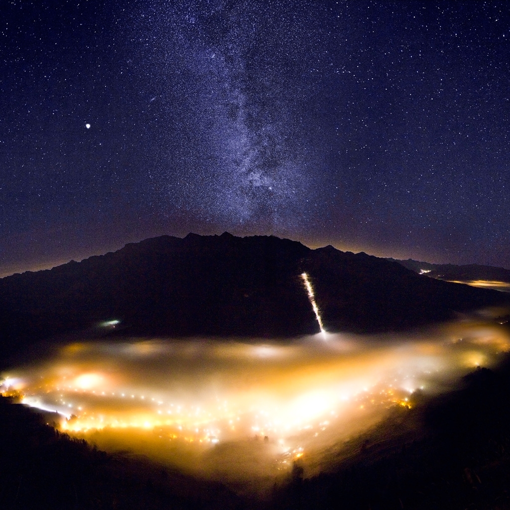 Foggy Valley with Milky Way for 1024 x 1024 iPad resolution