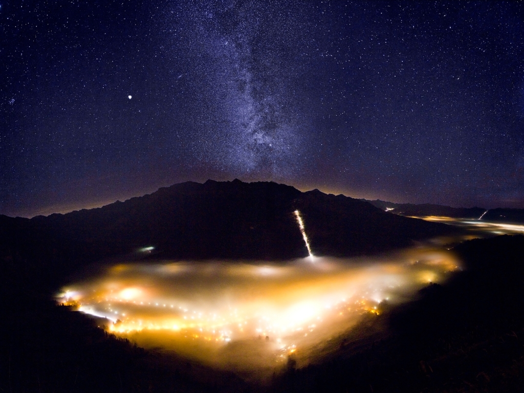 Foggy Valley with Milky Way for 1024 x 768 resolution