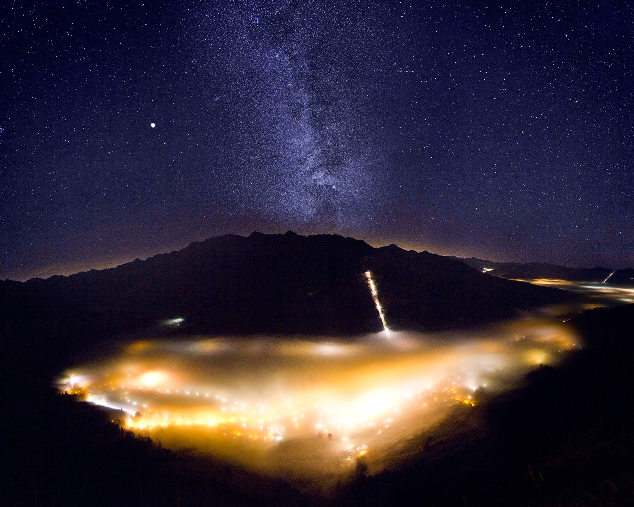 Foggy Valley with Milky Way for 1280 x 1024 resolution