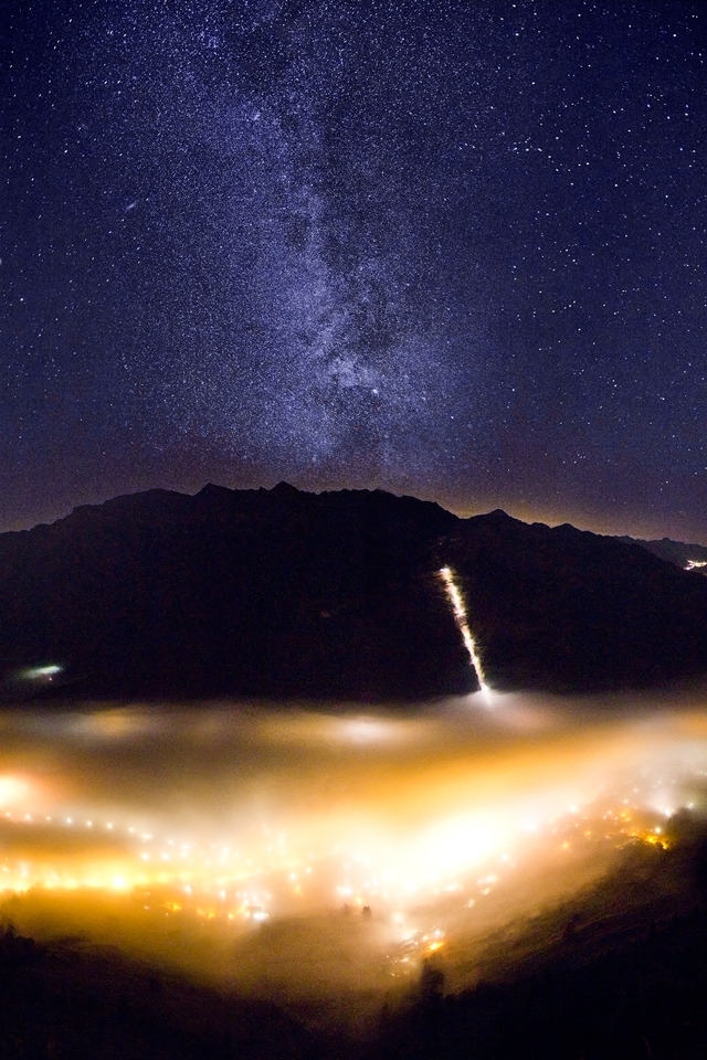 Foggy Valley with Milky Way for 640 x 960 iPhone 4 resolution