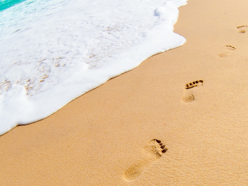 Footprints in the Sand for 1024 x 768 resolution