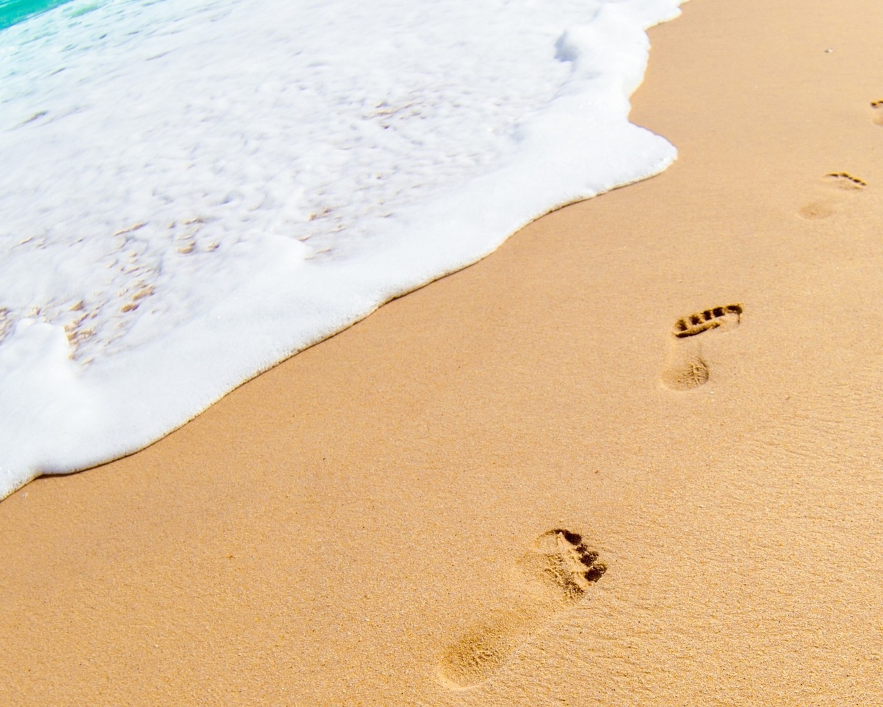 Footprints in the Sand for 1280 x 1024 resolution