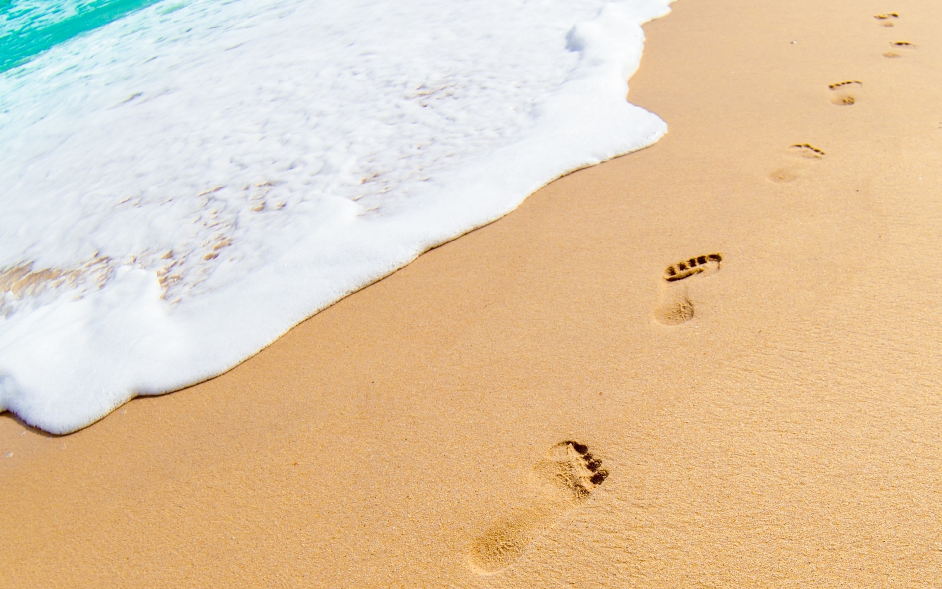 Footprints in the Sand for 1920 x 1200 widescreen resolution