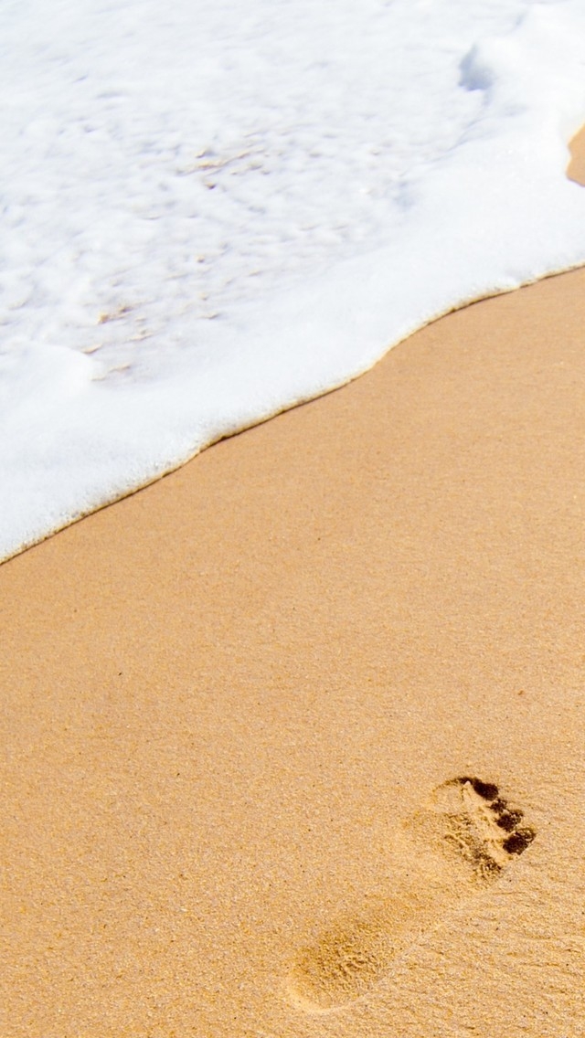 Footprints in the Sand for 640 x 1136 iPhone 5 resolution