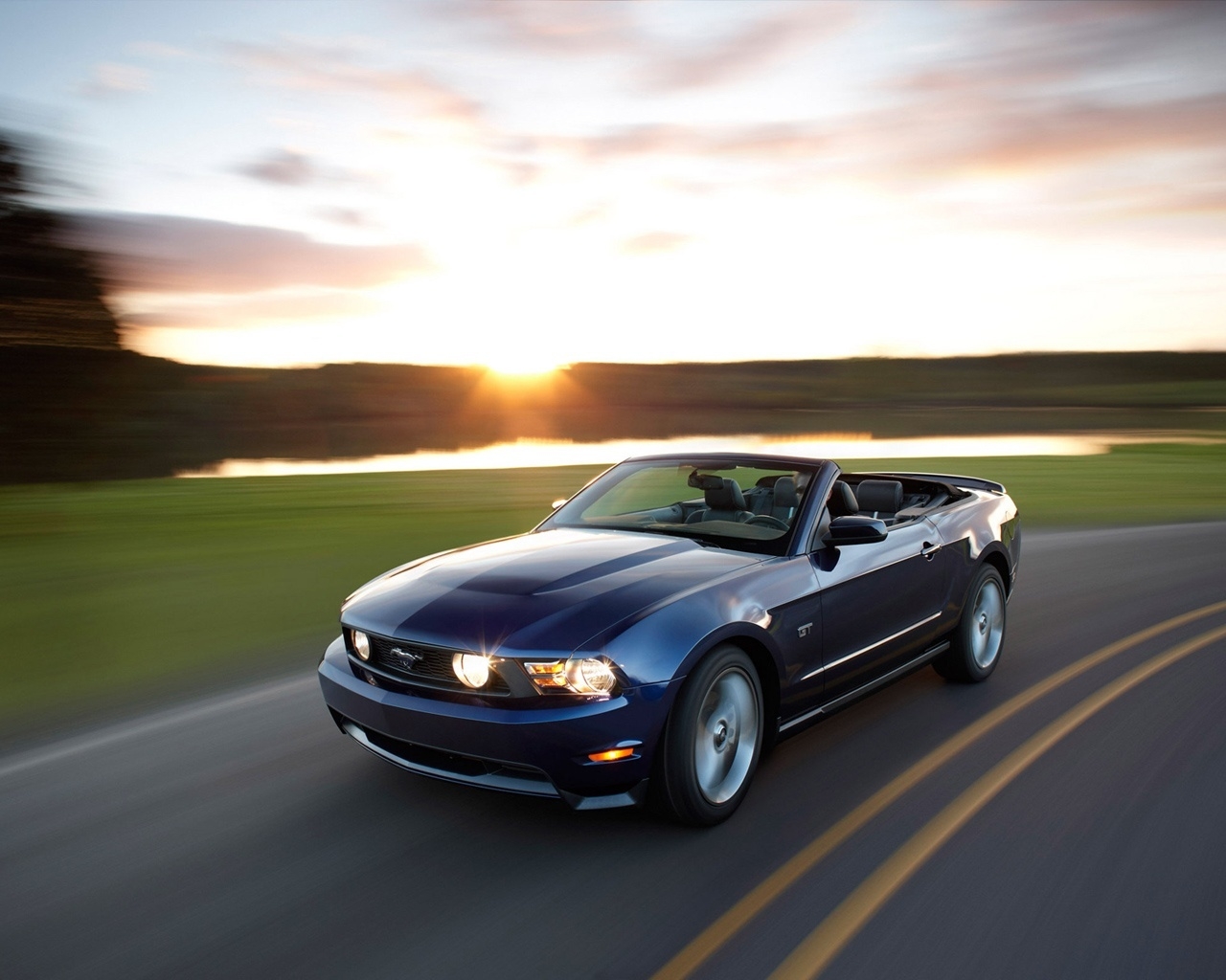 Ford Mustang Convertible 2010 for 1280 x 1024 resolution
