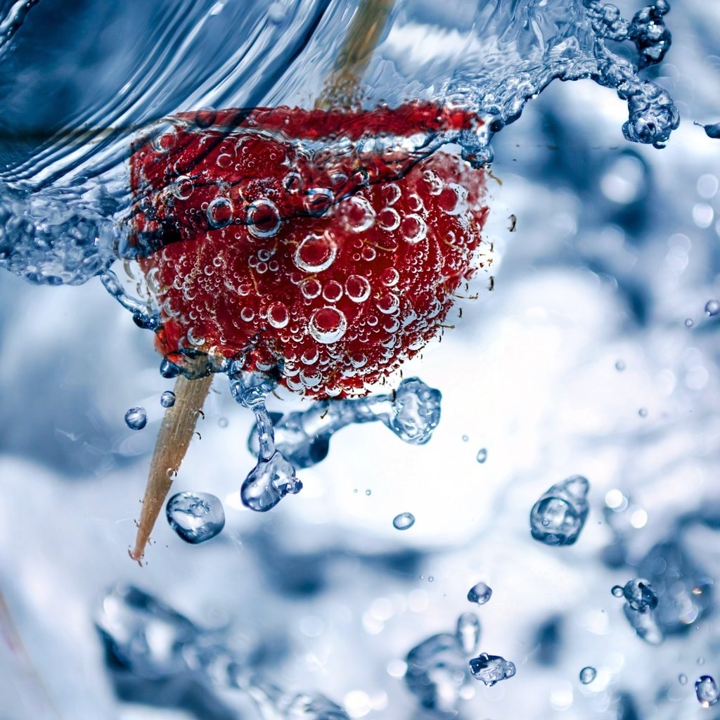Fresh Raspberry in Water for 1024 x 1024 iPad resolution