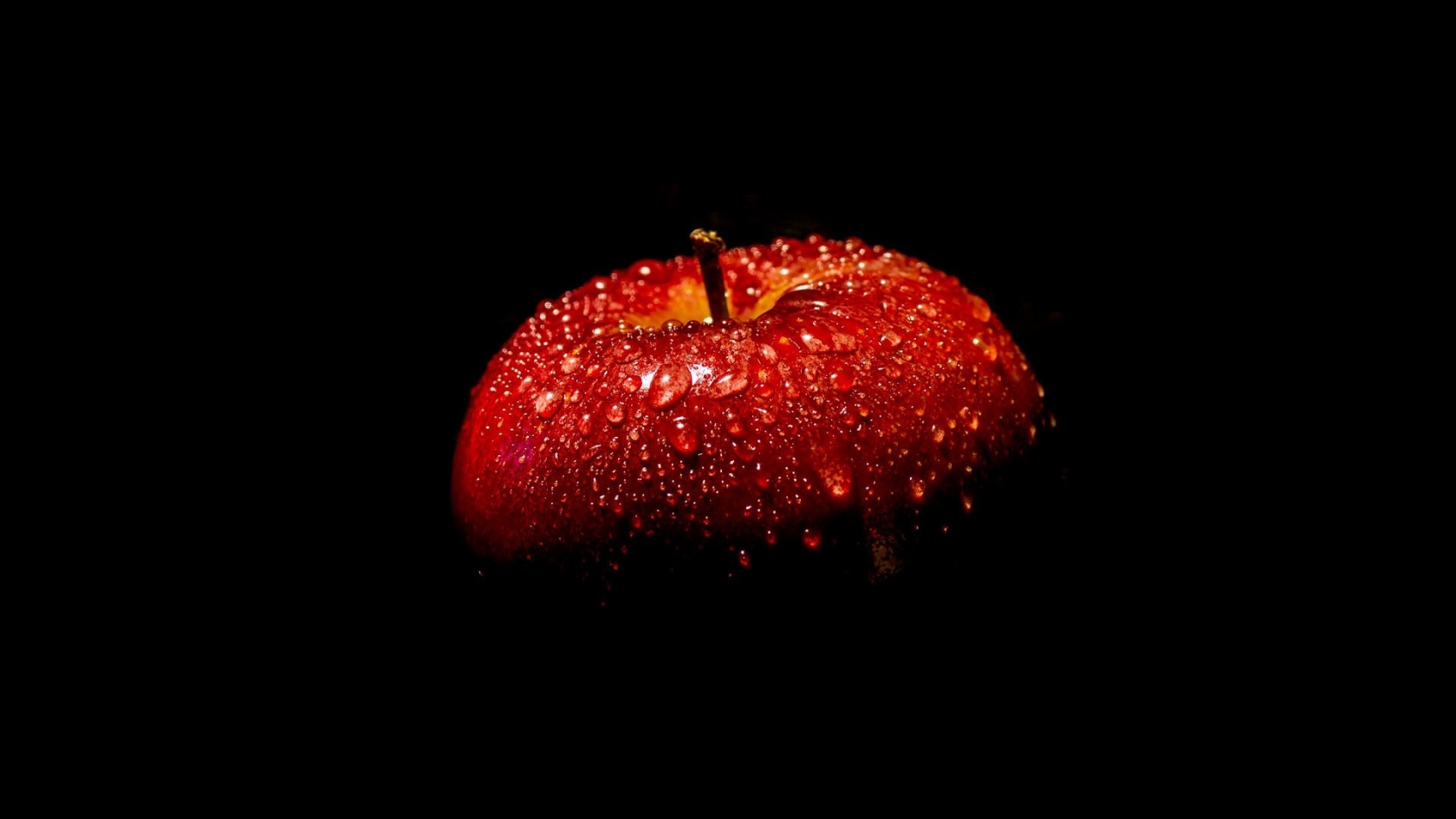 Fresh Red Apple for 1680 x 945 HDTV resolution