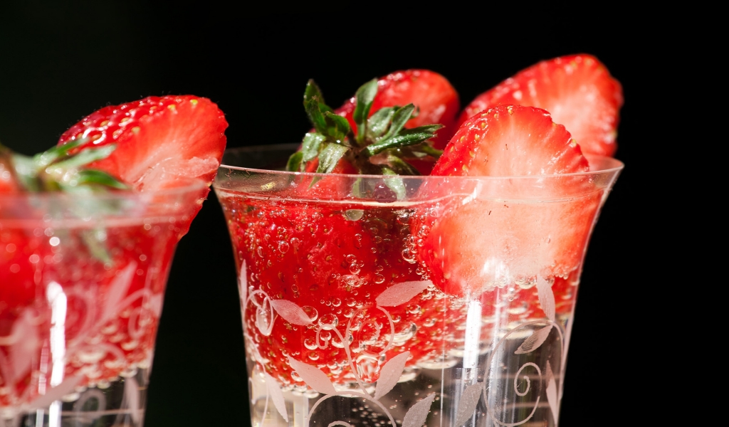 Fresh strawberries in glasses for 1024 x 600 widescreen resolution