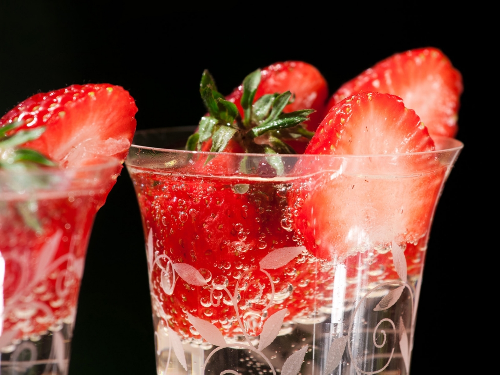 Fresh strawberries in glasses for 1024 x 768 resolution