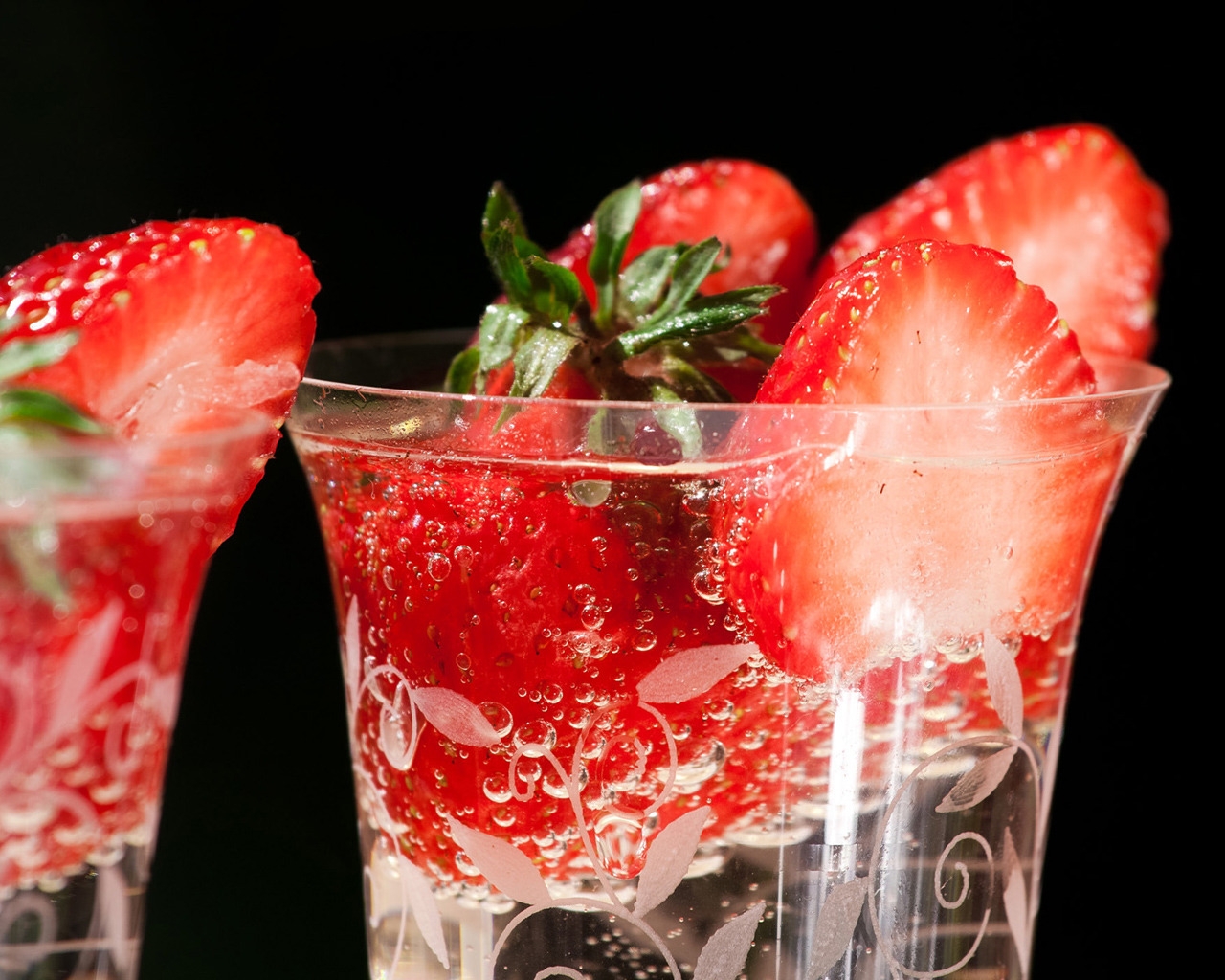 Fresh strawberries in glasses for 1280 x 1024 resolution