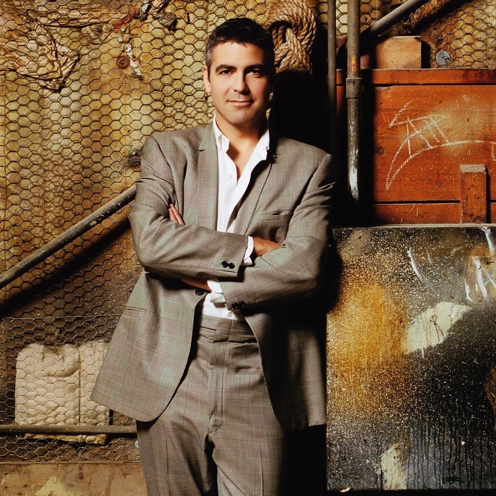 George Clooney Elegant Suit for 1024 x 1024 iPad resolution