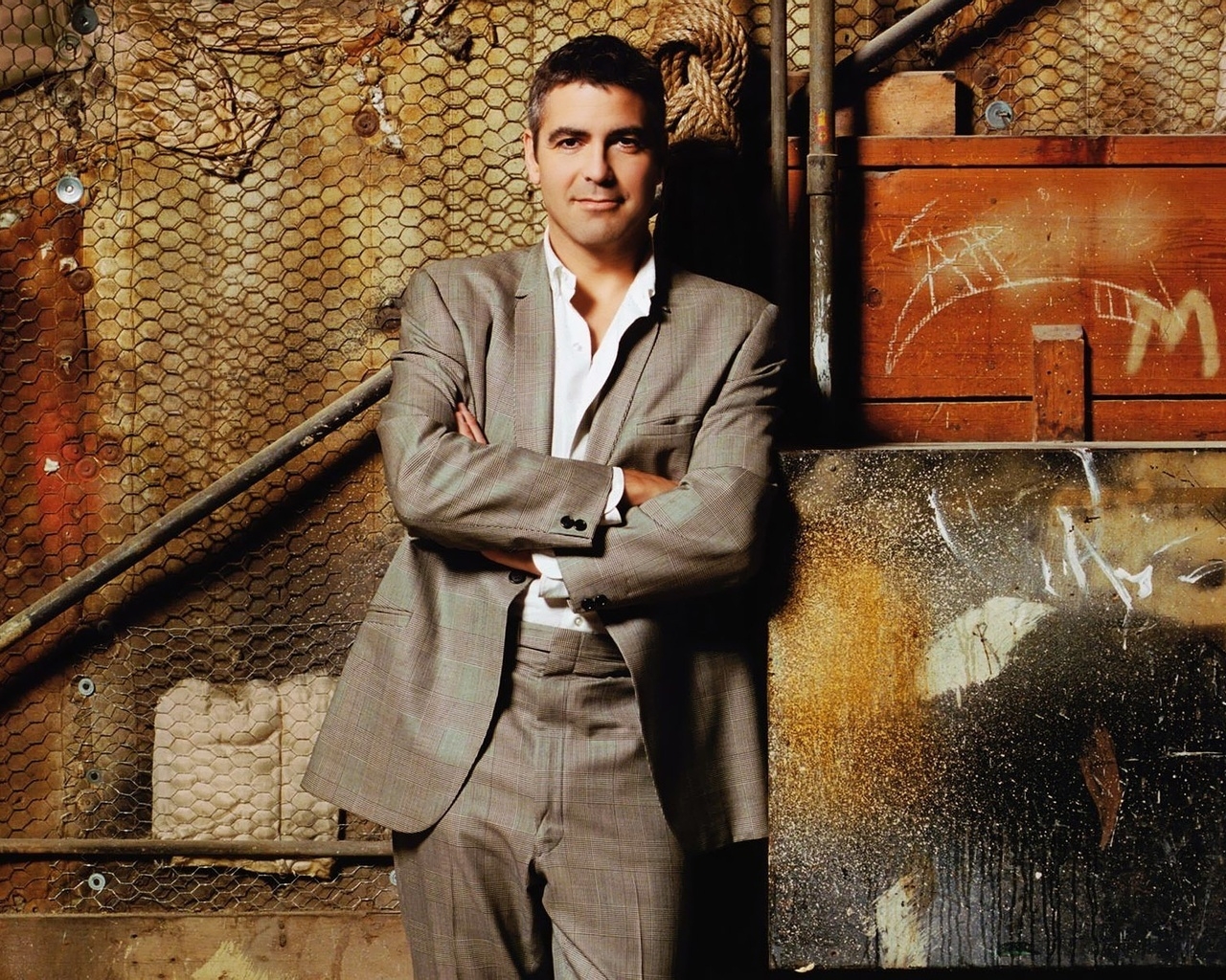 George Clooney Elegant Suit for 1280 x 1024 resolution