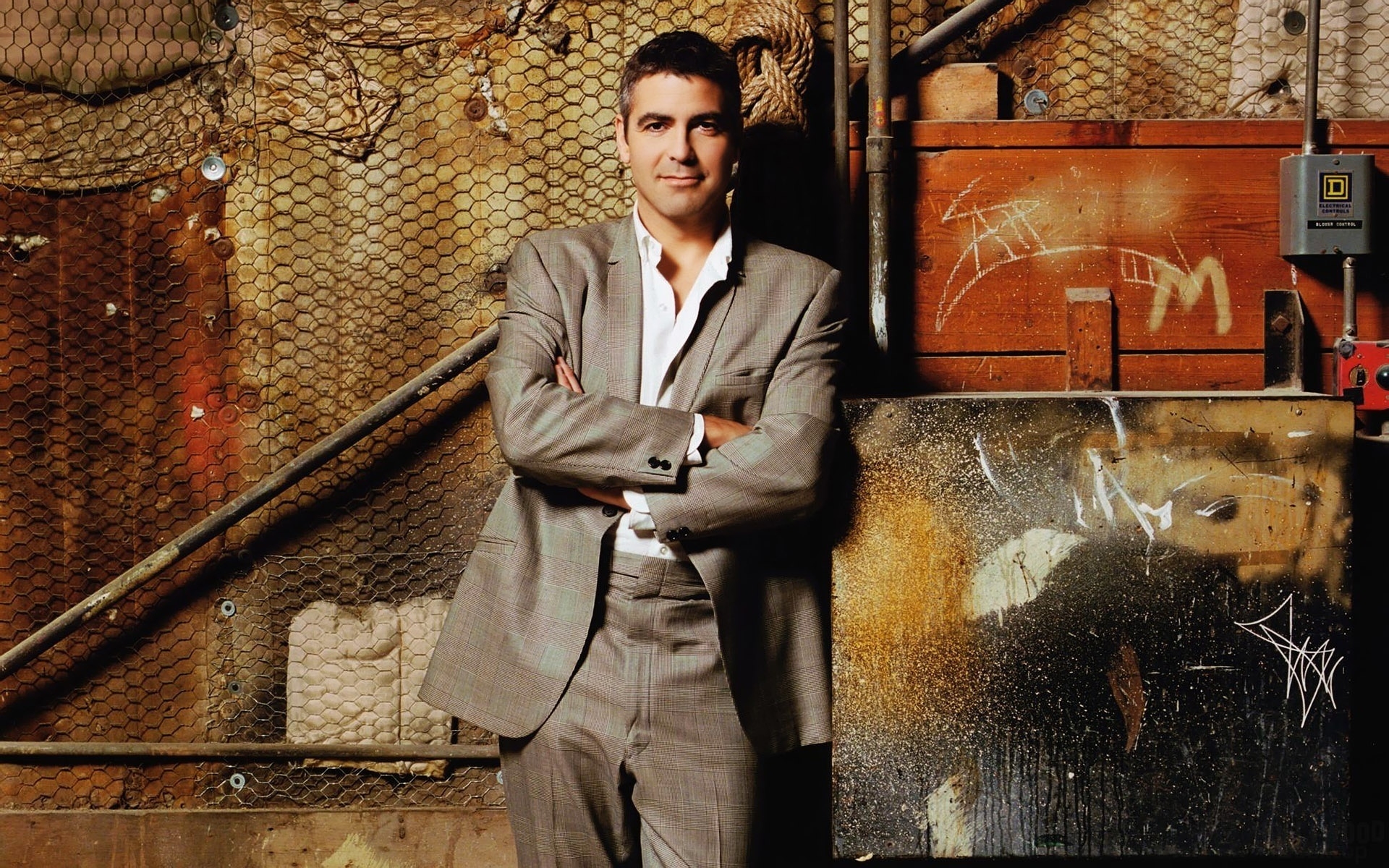 George Clooney Elegant Suit for 1920 x 1200 widescreen resolution